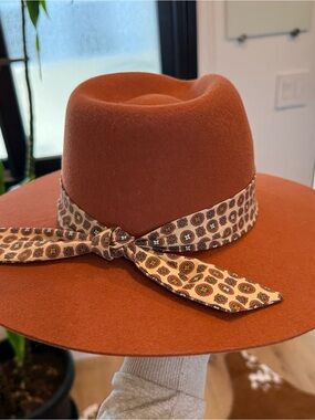 Wide-Brimmed Rust Felt Fedora with Patterned Band